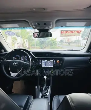 Toyota Corolla XLE (1.8L 4cyl 2A) 2018 White