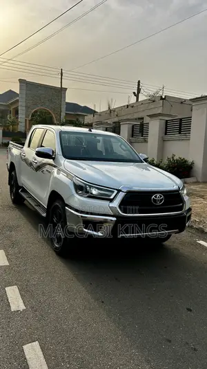 Toyota Hilux 2024 White
