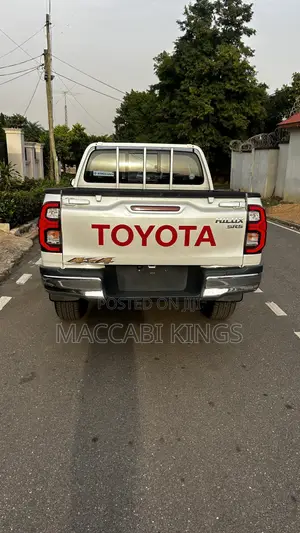 Toyota Hilux 2024 White
