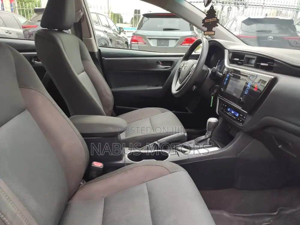 Toyota Corolla LE Eco (1.8L 4cyl 2A) 2018 Silver