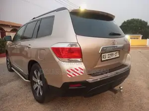Toyota Highlander 2013 Gold