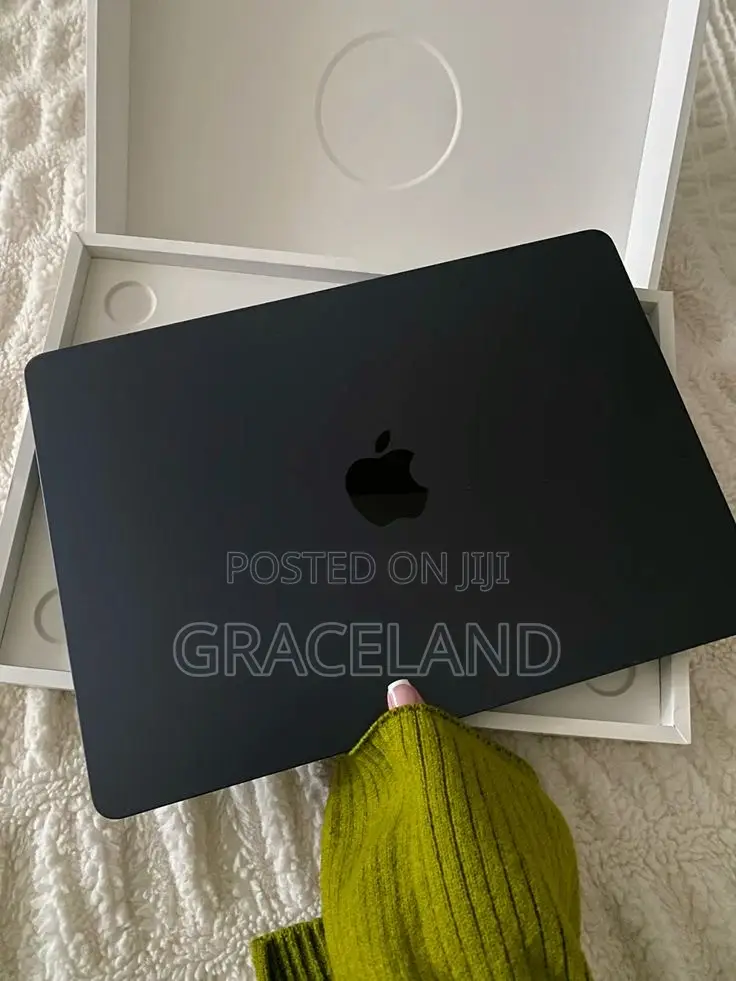 New Laptop Apple Macbook Pro 2025 M5 14-Inch 16GB Apple M5 SSD 512GB