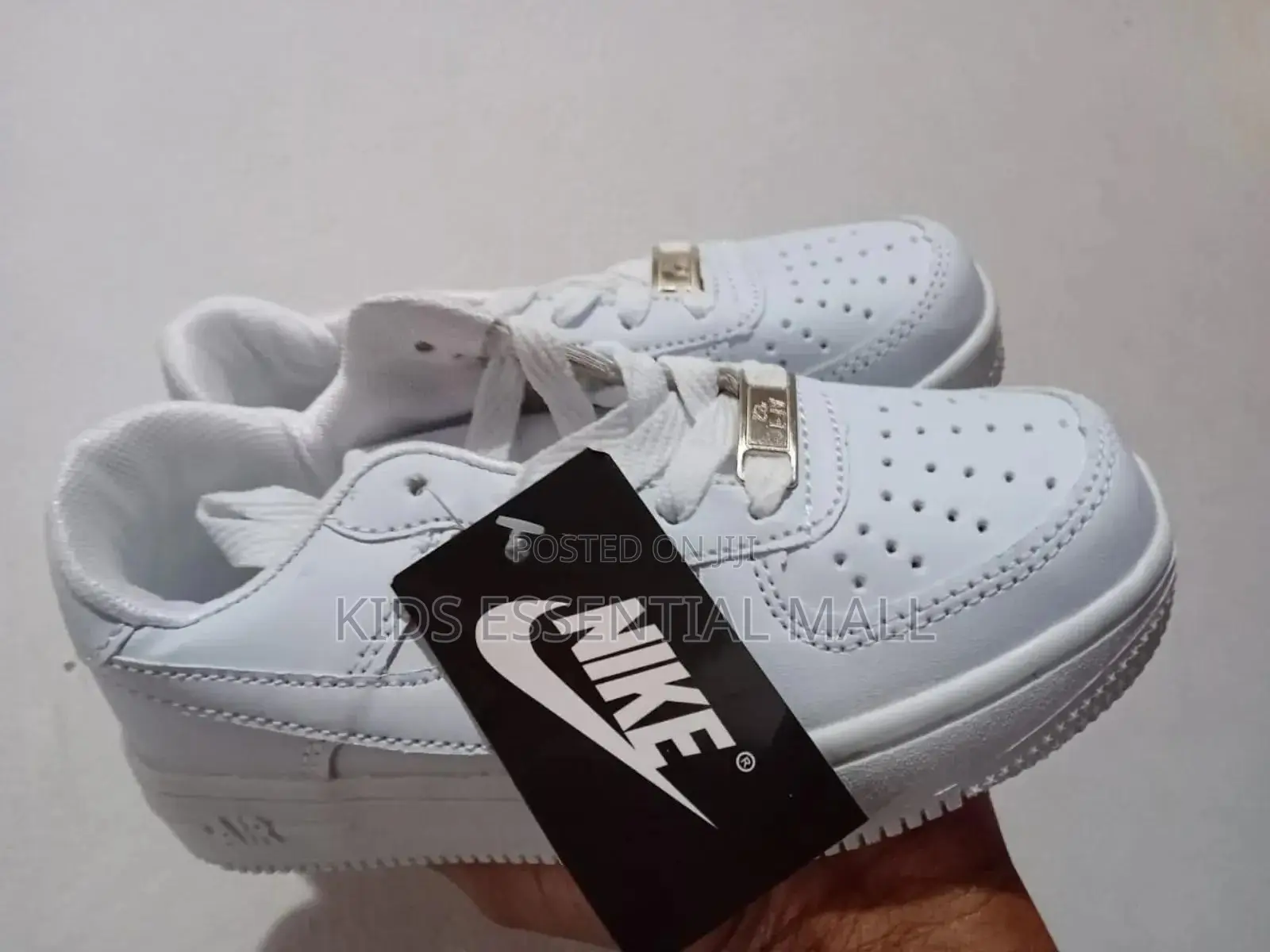 White Nike Sneaketj: