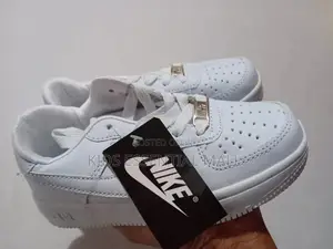 White Nike Sneaketj: