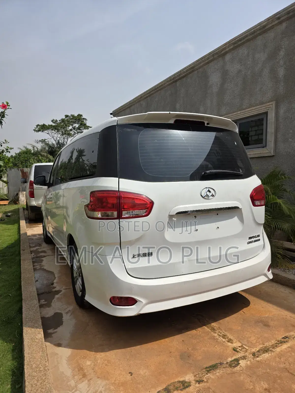 Bus 2018 White