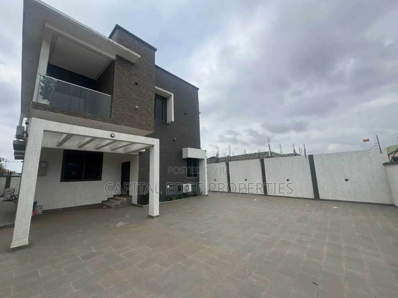 4bdrm Duplex in East Legon for sale