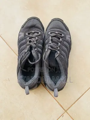 Shoes / Sneakers