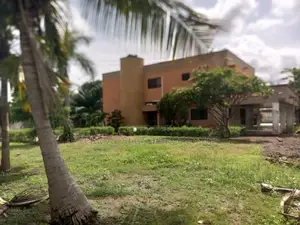 5bdrm House in Roman Ridge, Accra Metropolitan for sale