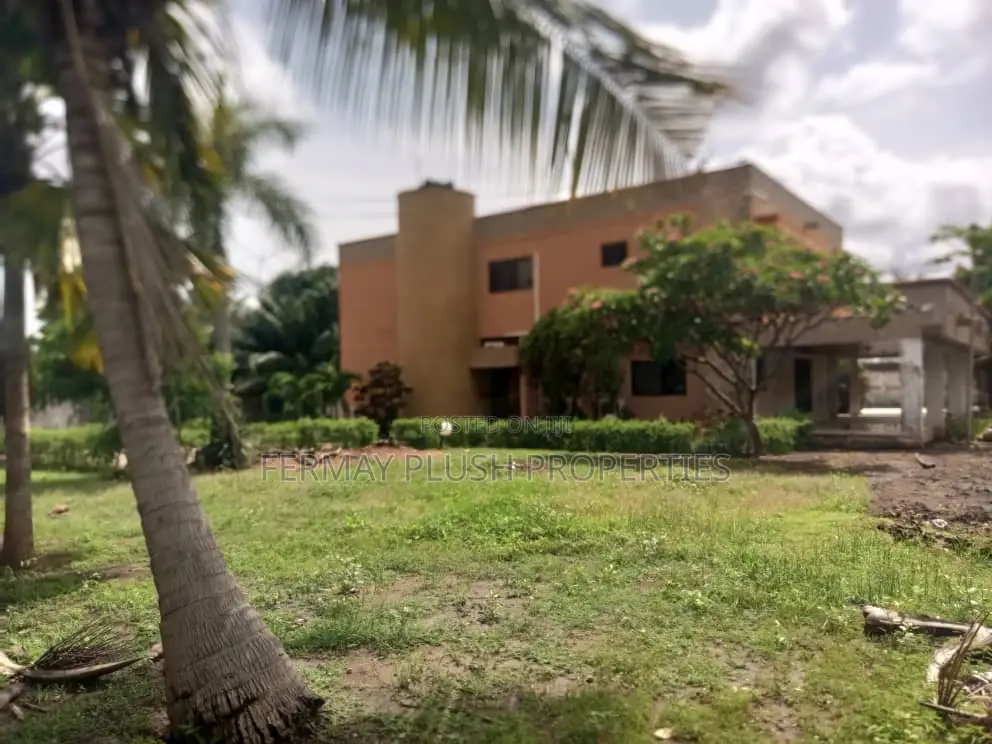 5bdrm House in Roman Ridge, Accra Metropolitan for sale