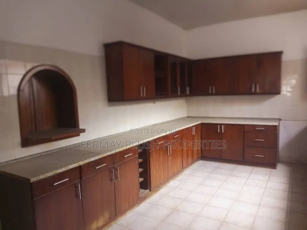 5bdrm House in Roman Ridge, Accra Metropolitan for sale