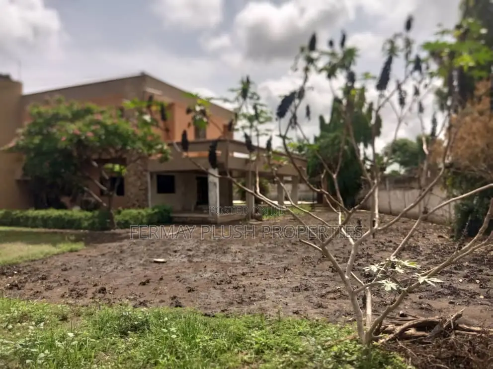 5bdrm House in Roman Ridge, Accra Metropolitan for sale