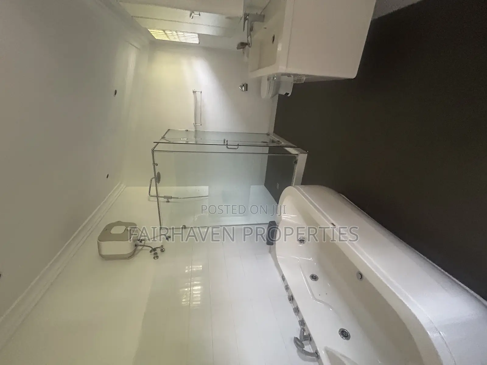 4bdrm House in Big Disu Realty, Cantonments for rent