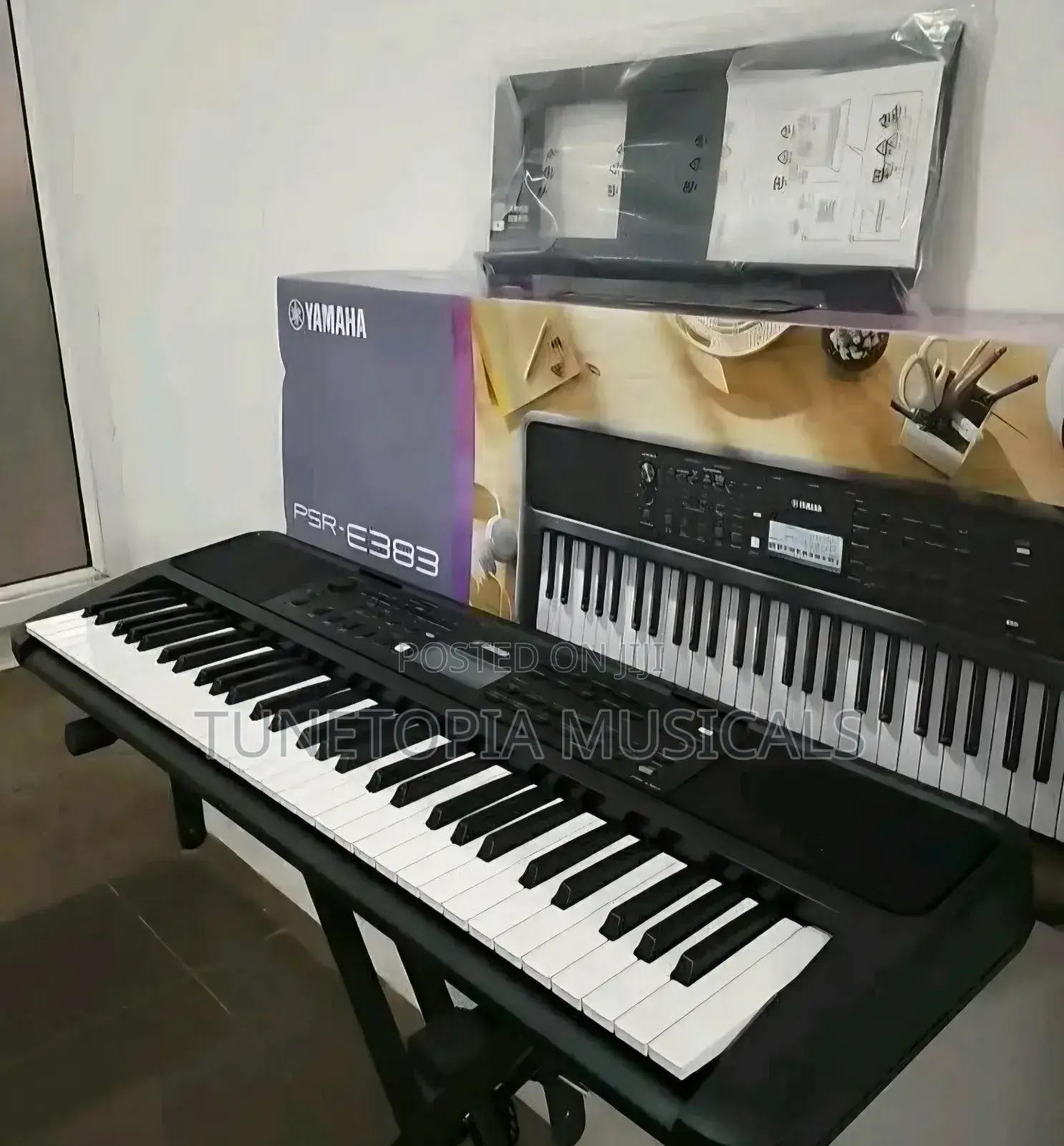 Yamaha Psr-e383 61-key Portable Keyboard.