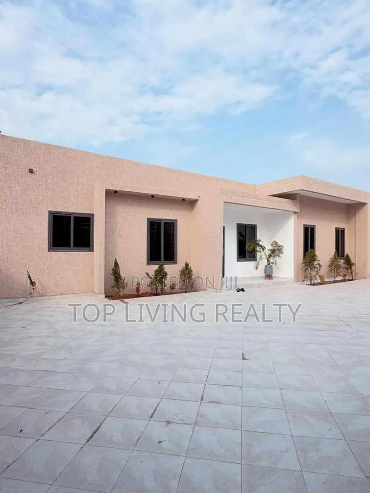 3bdrm Bungalow in Lakeside for sale