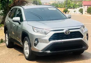 Toyota RAV4 XLE 2021 Silver