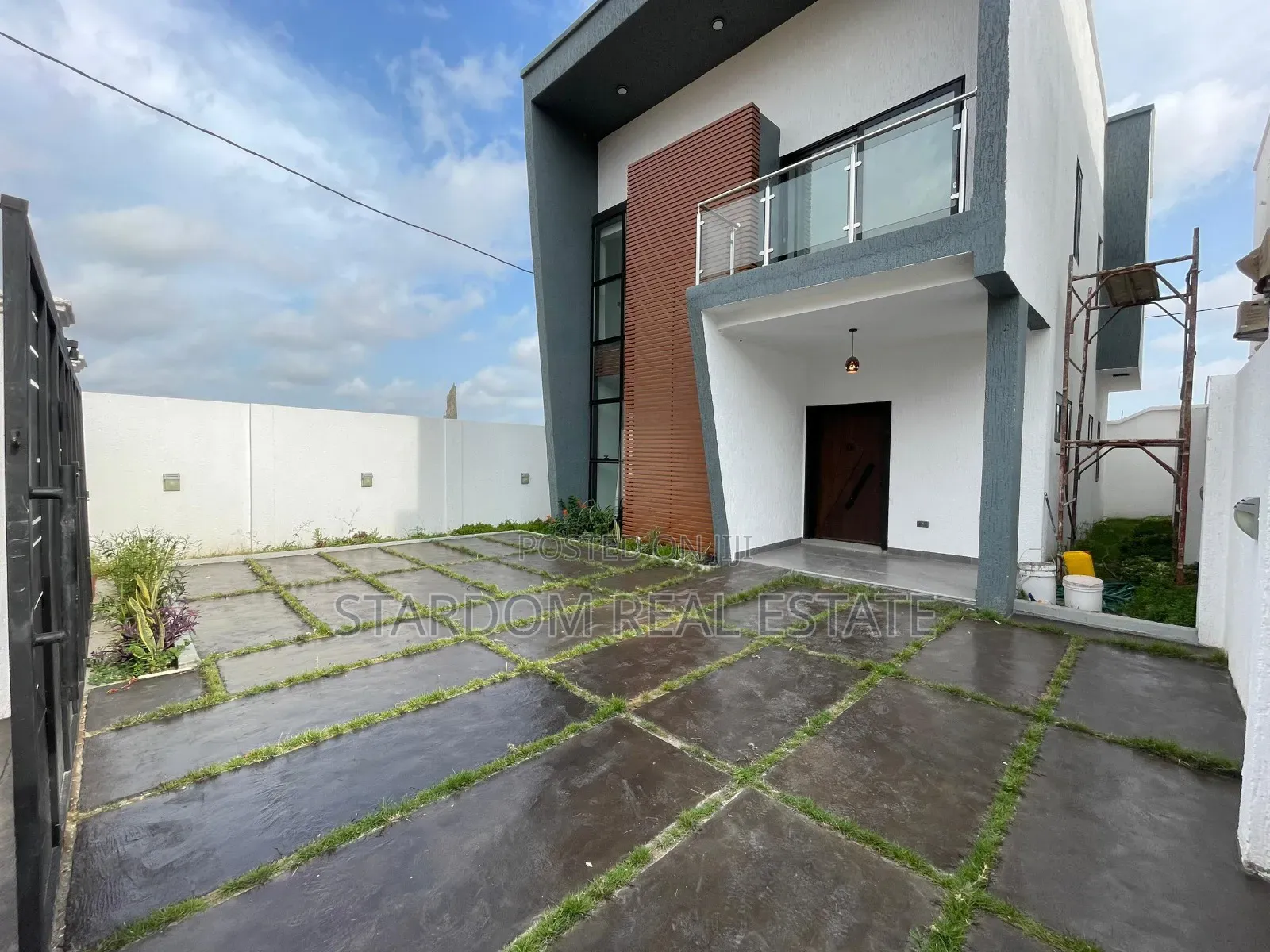 3bdrm Duplex in East Airport for sale
