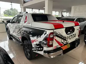New Toyota Hilux 2025 White