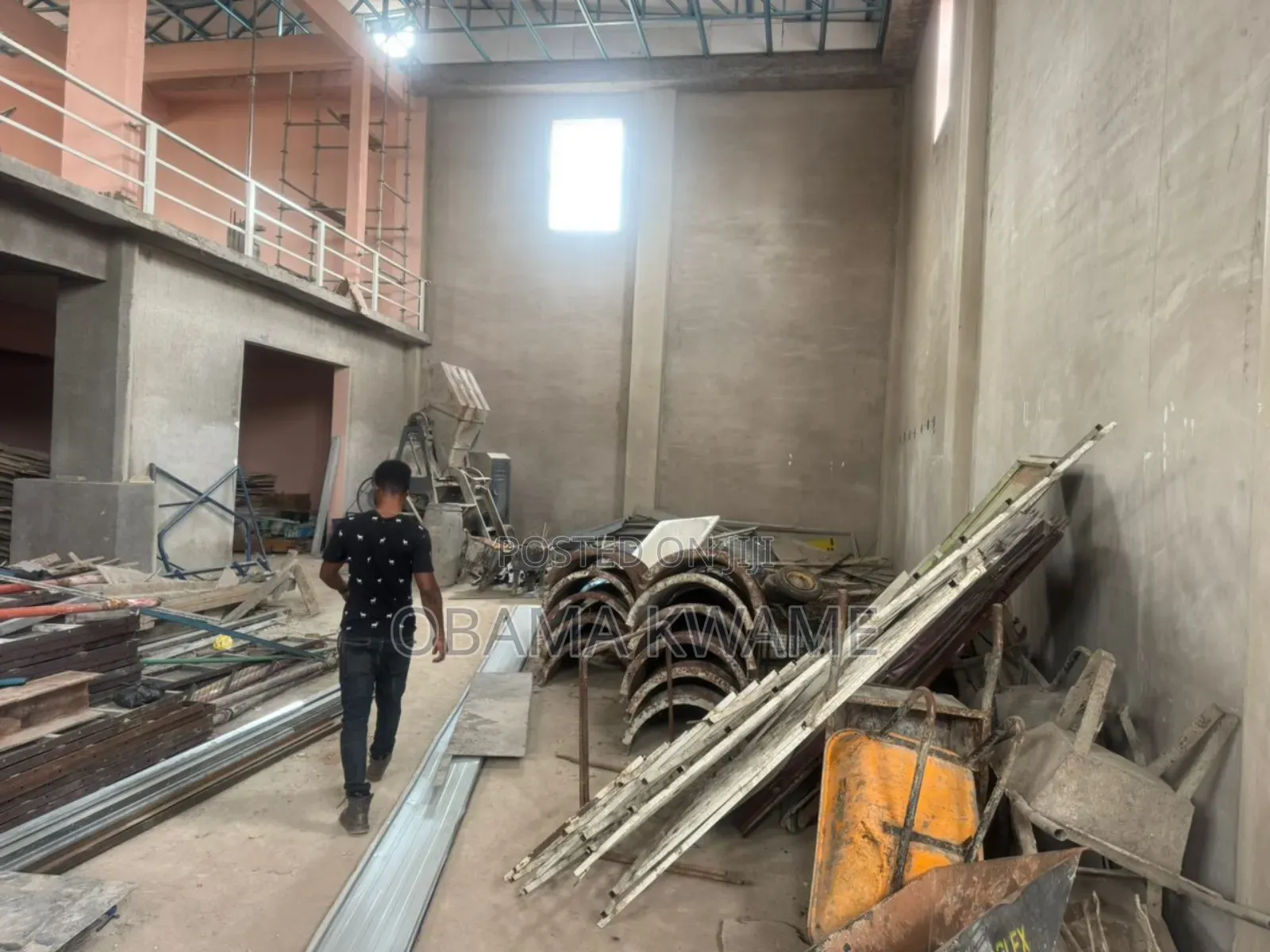 Warehouse for Rent 
900 Square Meter 
 Tesano