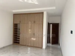 5bdrm House in Green, East Legon for rent