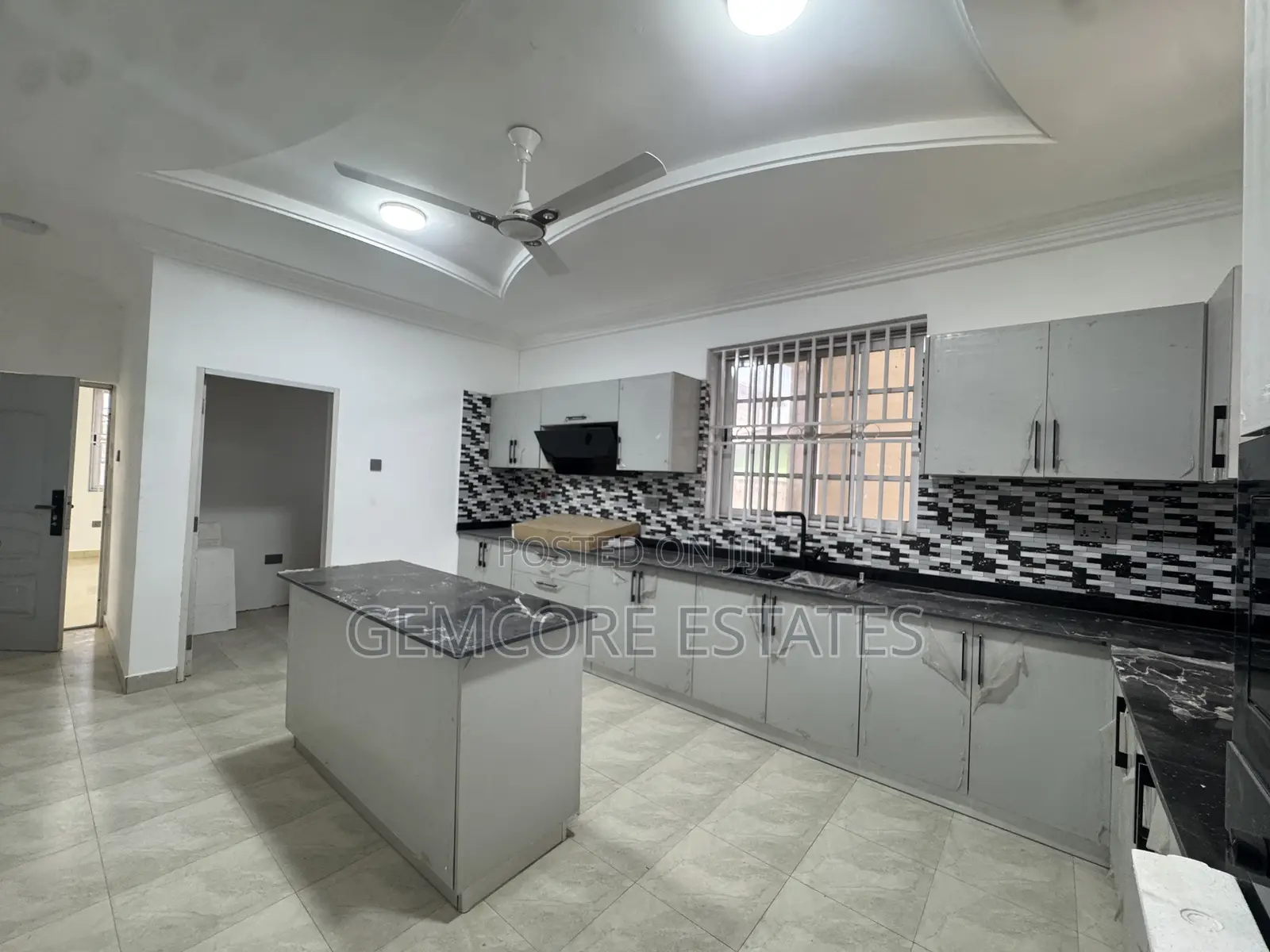 5bdrm House in School Junction, Adjiriganor for rent