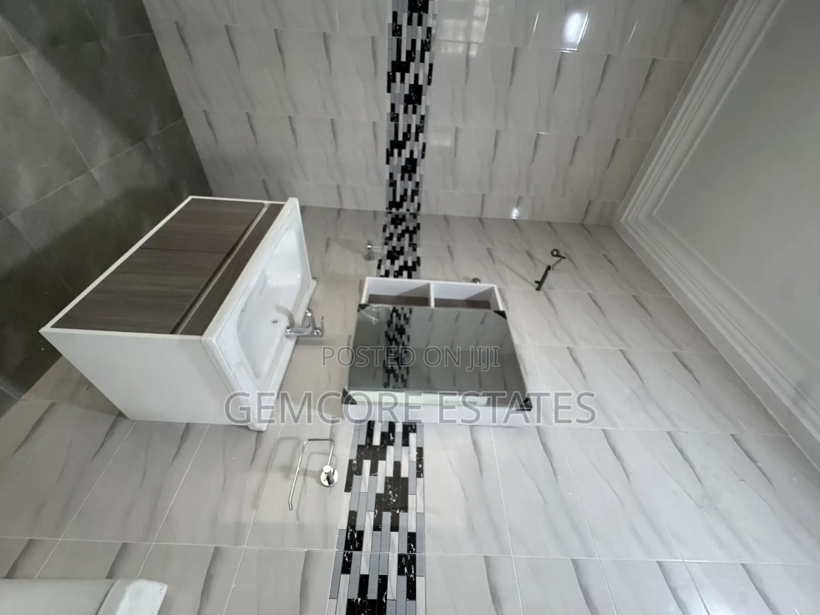 5bdrm House in School Junction, Adjiriganor for rent