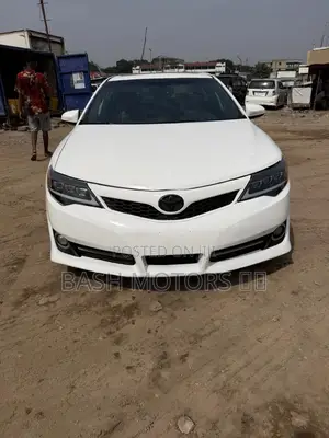Toyota Camry SE 4dr Sedan (2.5L 4cyl 6A) 2014 White