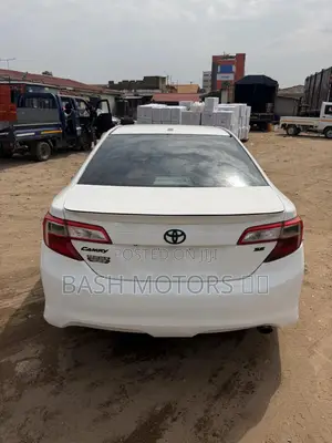 Toyota Camry SE 4dr Sedan (2.5L 4cyl 6A) 2014 White