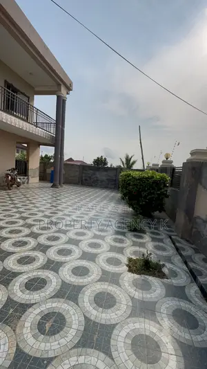 8bdrm House in Kfs, Dodowa for rent