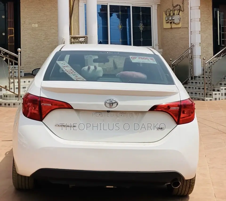 Toyota Corolla SE (1.8L 4cyl 2A) 2018 White