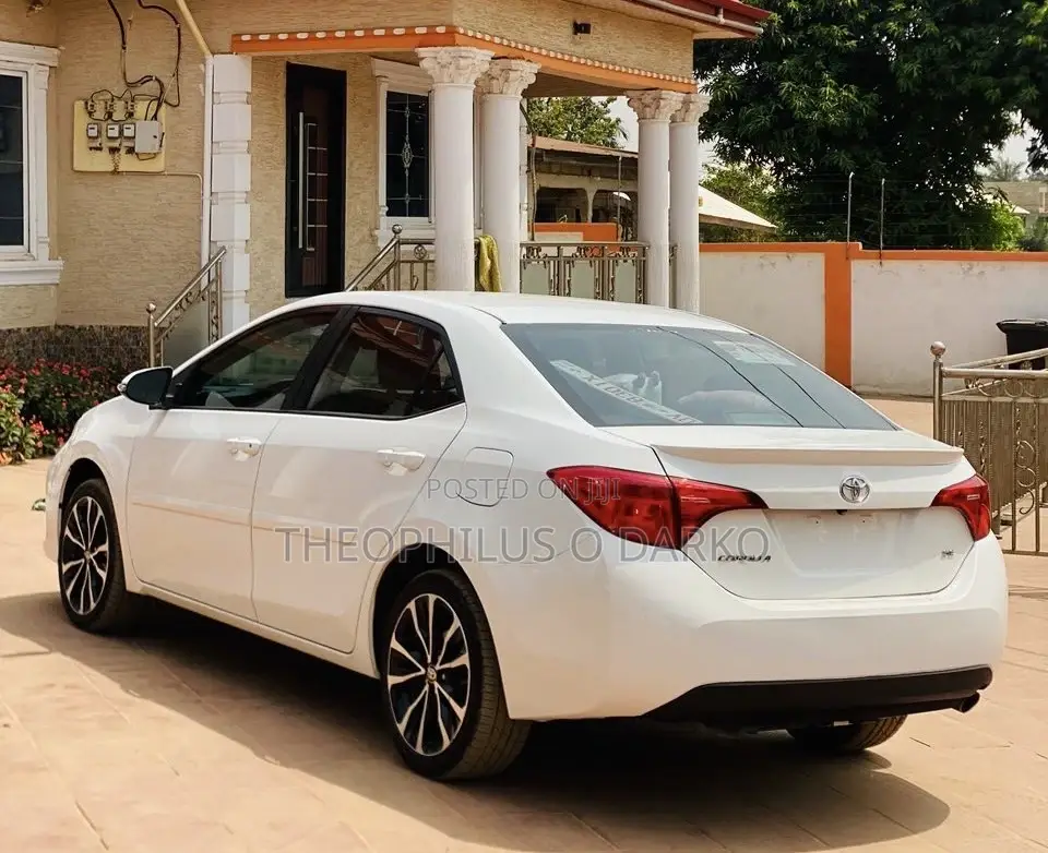 Toyota Corolla SE (1.8L 4cyl 2A) 2018 White