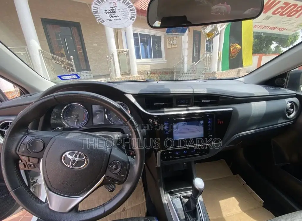Toyota Corolla SE (1.8L 4cyl 2A) 2018 White
