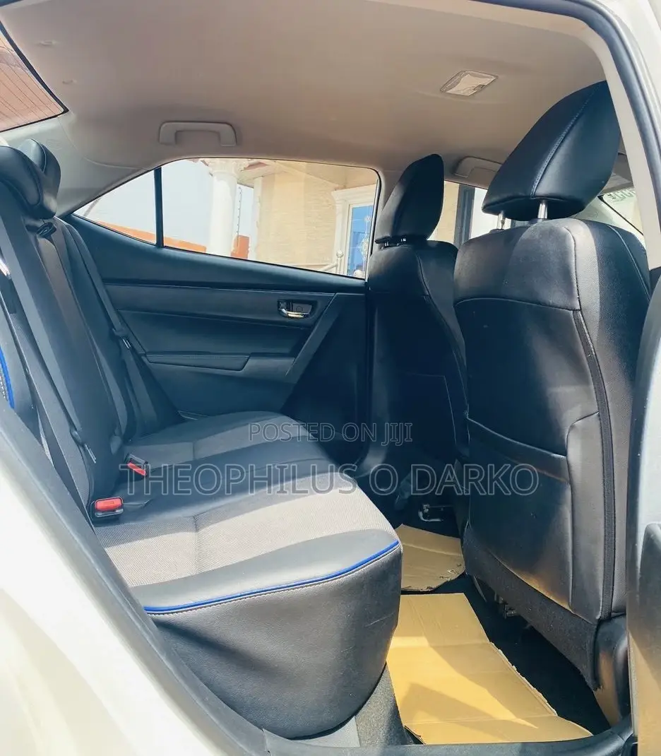Toyota Corolla SE (1.8L 4cyl 2A) 2018 White