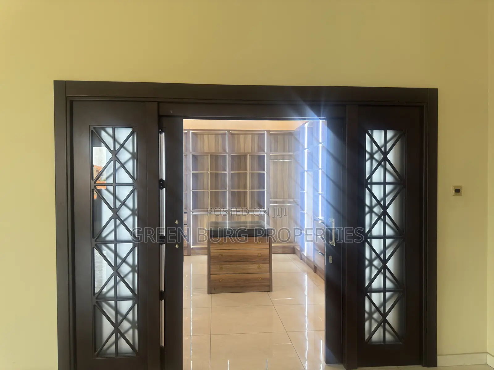 5bdrm Mansion in Green, East Legon for sale