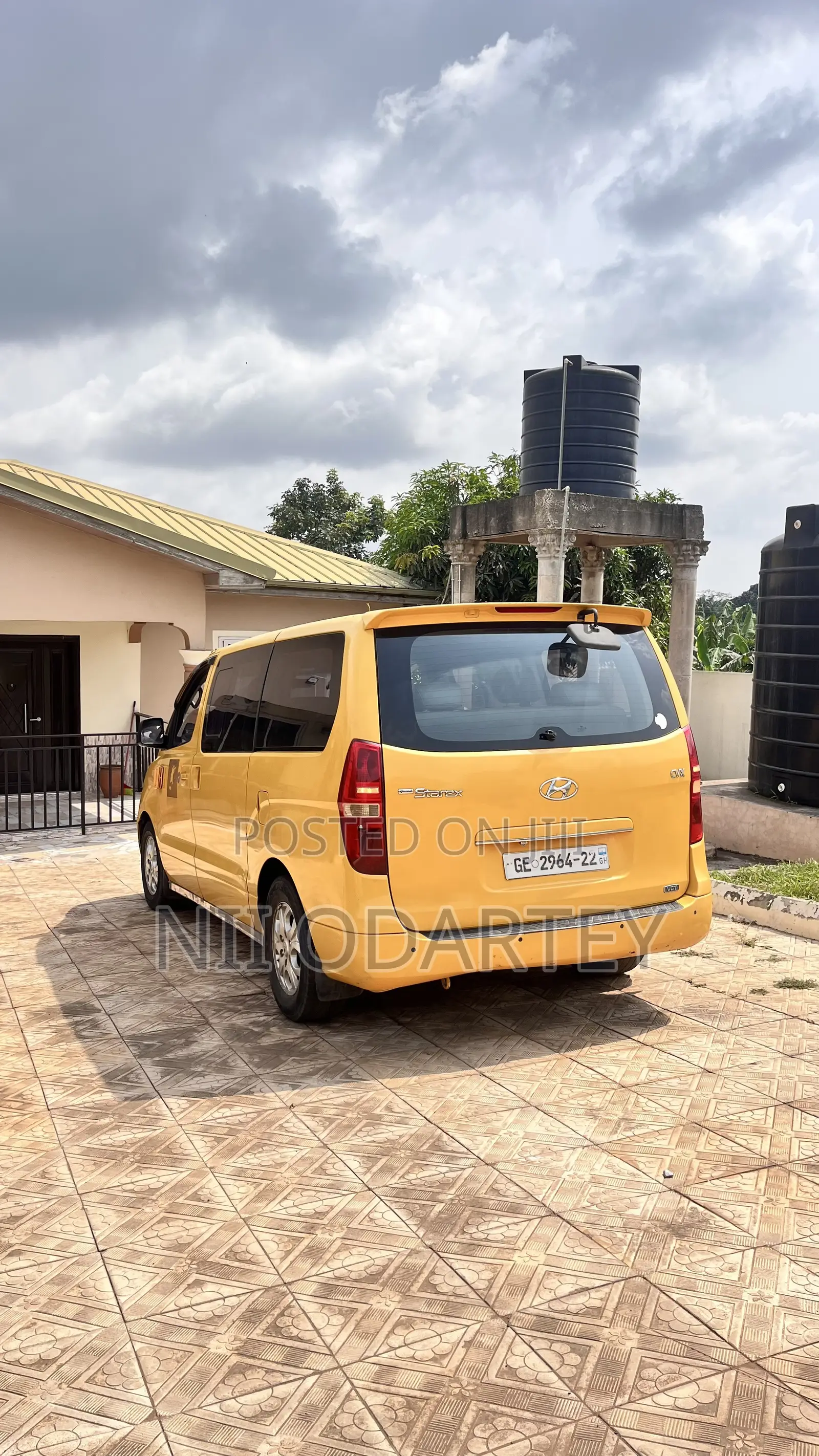 Hyundai Starex 2011 Yellow