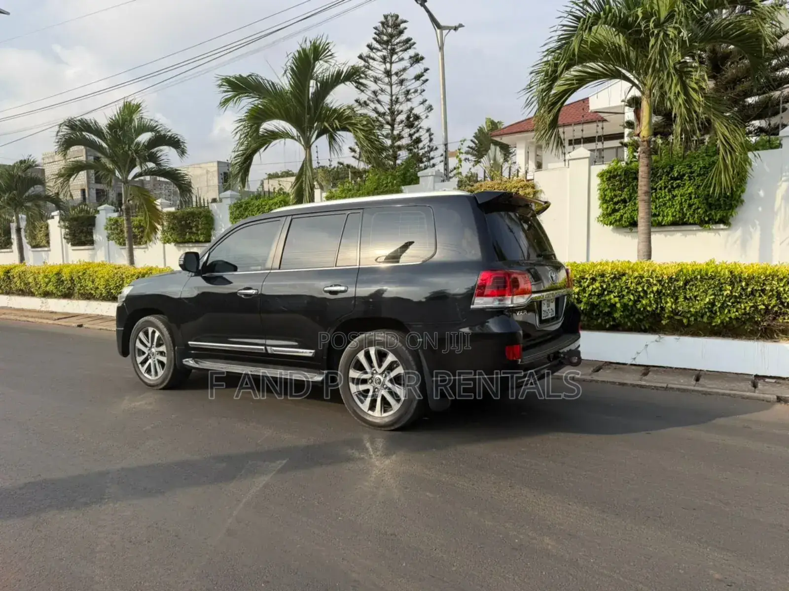 Executive Toyota Land Cruiser V8 Rental – Sleek Powerful