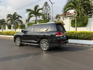 Executive Toyota Land Cruiser V8 Rental – Sleek Powerful