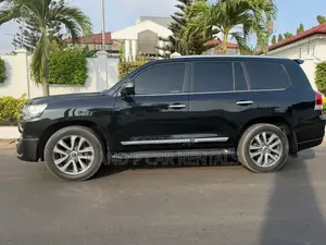 Executive Toyota Land Cruiser V8 Rental – Sleek Powerful
