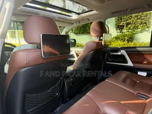 Executive Toyota Land Cruiser V8 Rental – Sleek Powerful