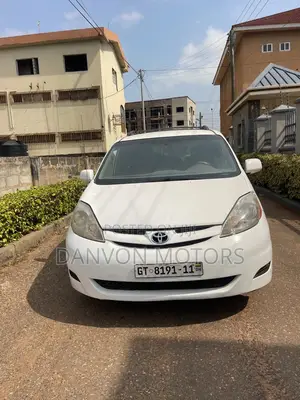 Toyota Sienna XLE 7 Passenger 2010 White