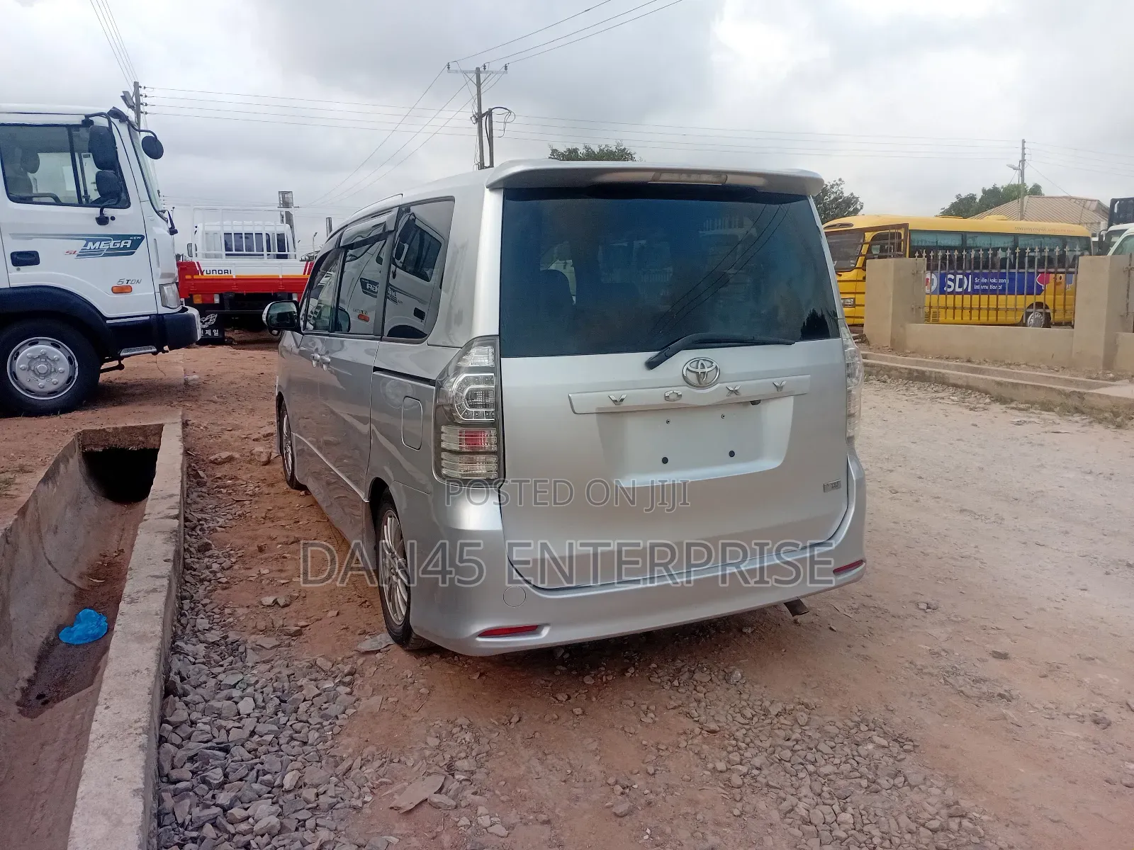 Toyota Voxy 2013 Silver