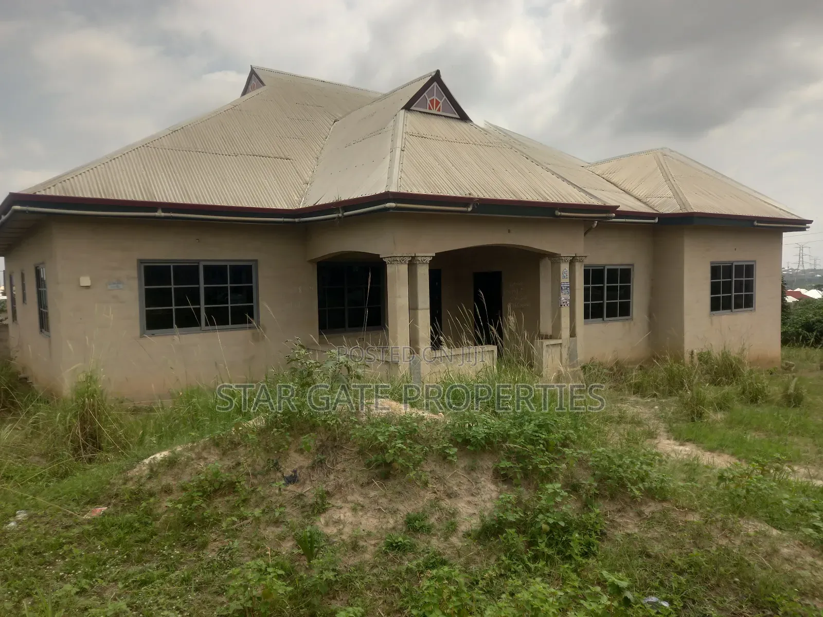 7bdrm House in Mampongteng New Site, Kwabre for sale