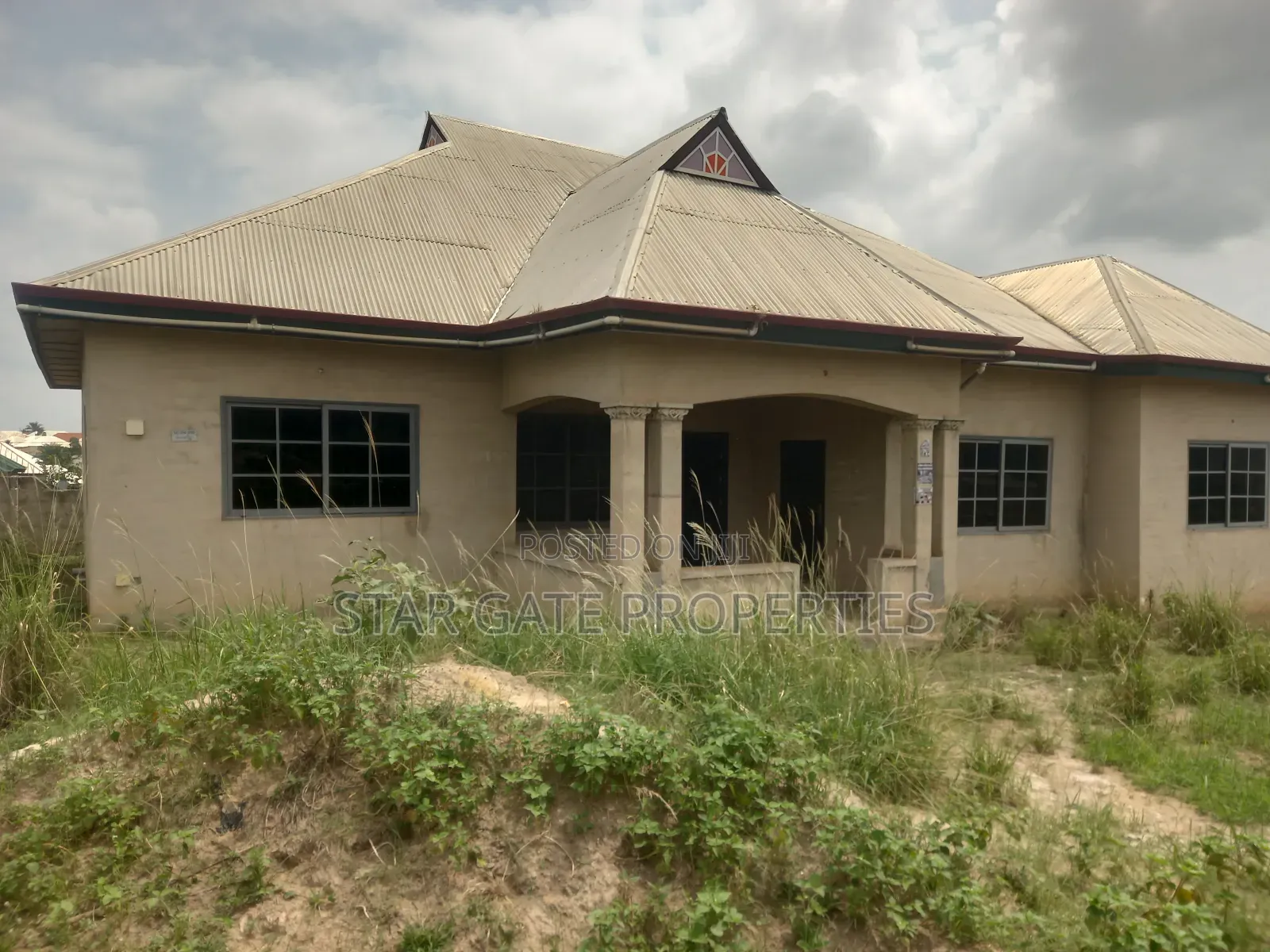 7bdrm House in Mampongteng New Site, Kwabre for sale