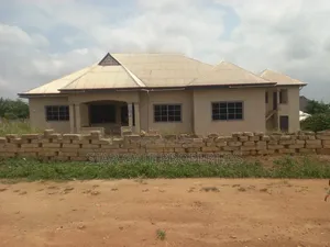 7bdrm House in Mampongteng New Site, Kwabre for sale