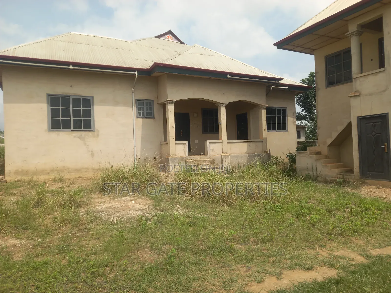 7bdrm House in Mampongteng New Site, Kwabre for sale