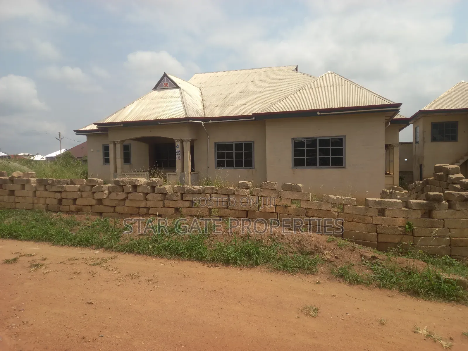 7bdrm House in Mampongteng New Site, Kwabre for sale