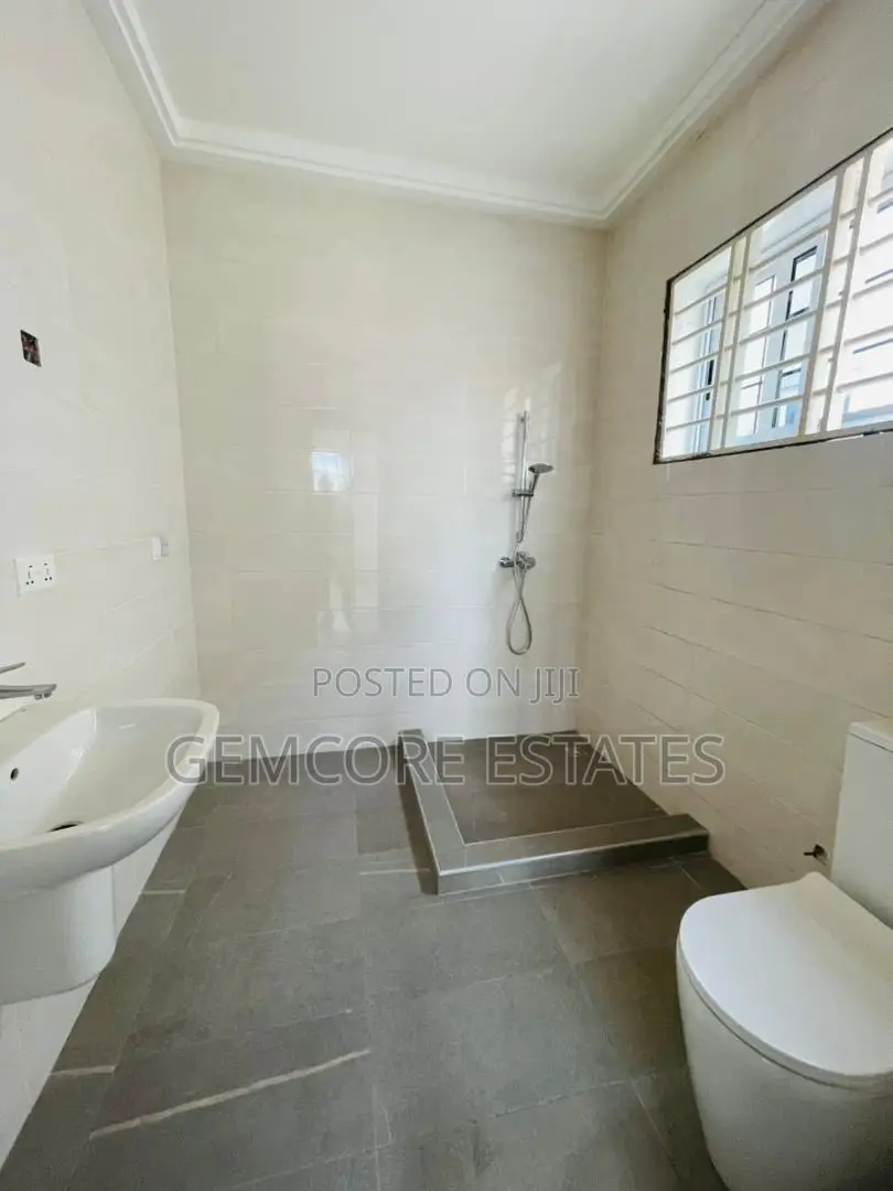 3bdrm Townhouse/Terrace in East Legon for sale