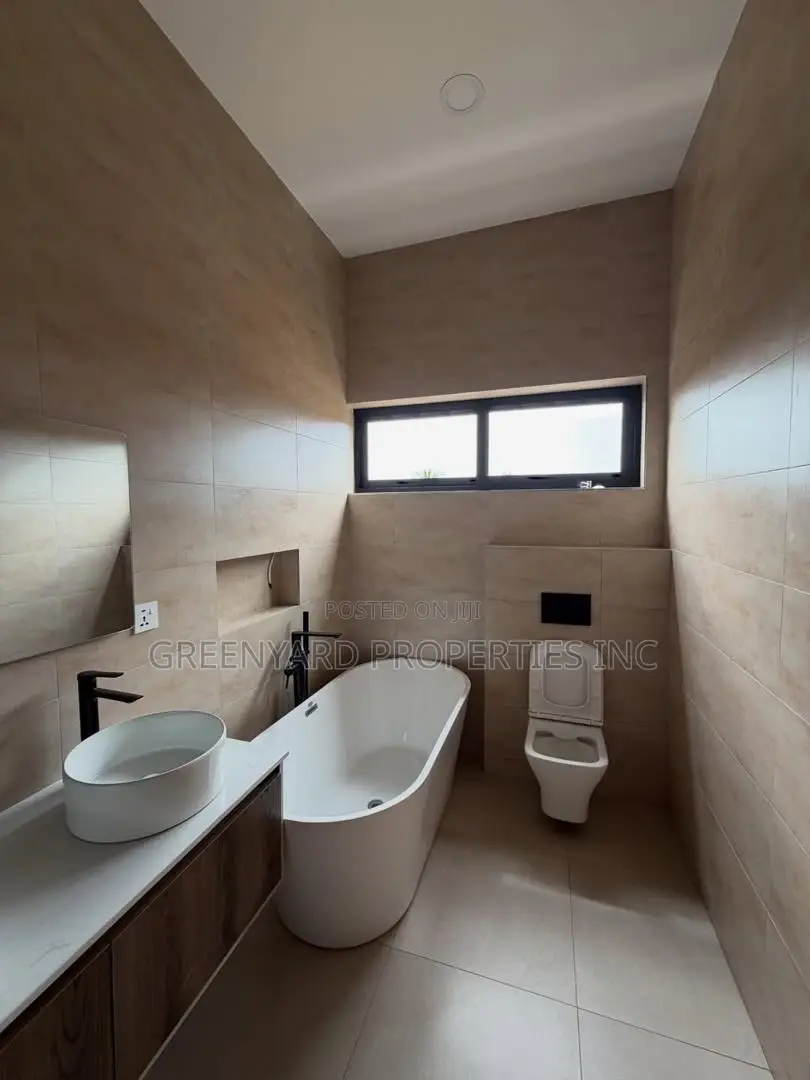 4bdrm House in Com 8, Spintex for sale