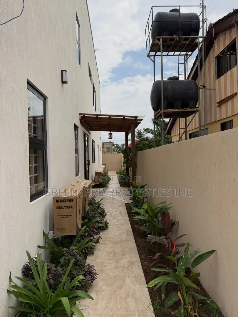4bdrm House in Com 8, Spintex for sale