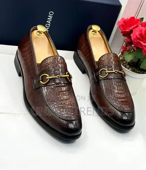 Ferragamo Crocodile-Pattern Leather Shoes. (Brown)