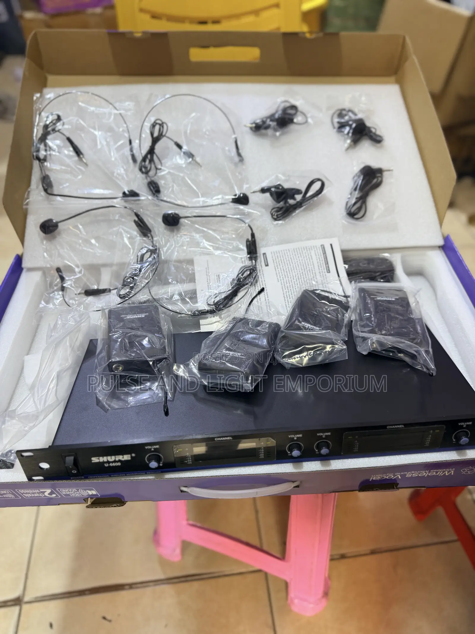 Shure U-6600 Wireless Microphone System(Lapel/Lavaliere And Headset)